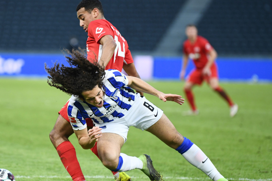 Matteo Guendouzi (vorne) lässt sich im Strafraum von Leipzigs Tyler Adams den Ball abjagen.