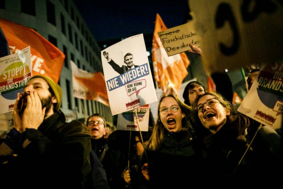 Demonstranten protestieren vor der Bundesgeschäftsstelle der FDP gegen das Verhalten der FDP bei der Wahl des Fraktions- und Landesvorsitzender der FDP in Thüringen zum Ministerpräsidenten des Bundeslandes Thüringen.