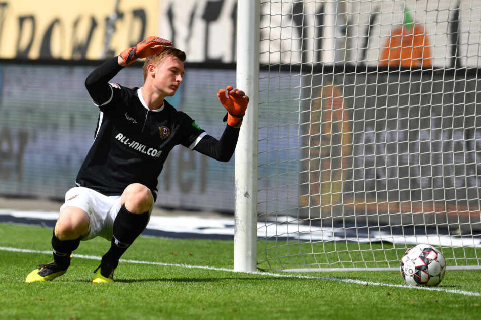 Beim Elfmeter ist Torwart Markus Schubert in der richtigen Ecke, kommt an den präzisen Schuss von Schnatterer aber nicht mehr heran.