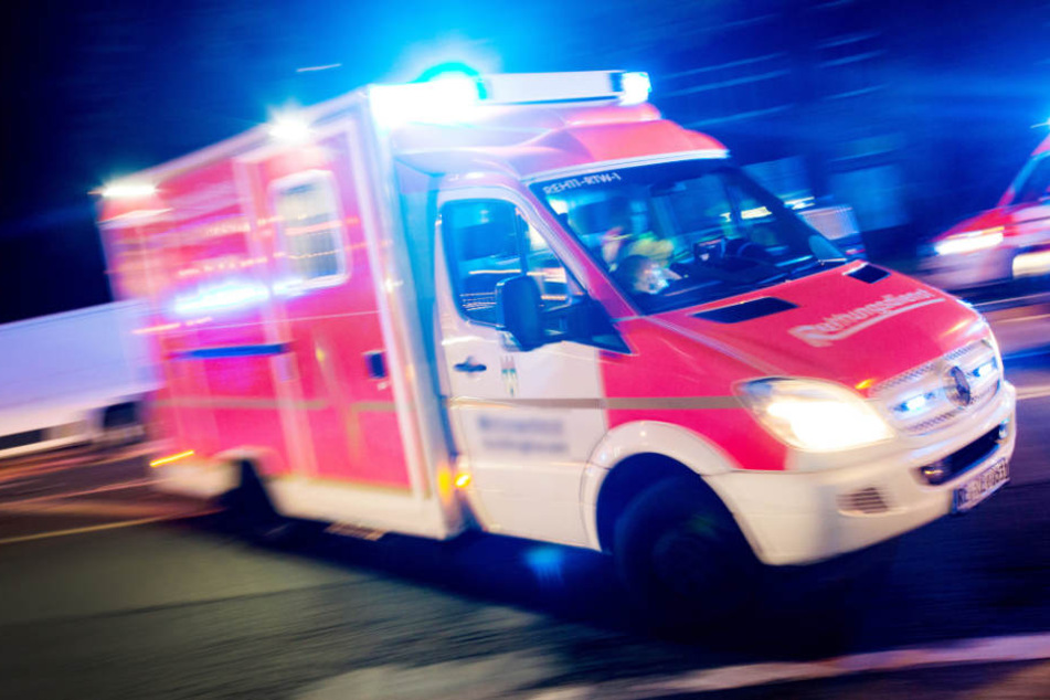 Ein 19-Jähriger starb noch an der Unfallstelle. (Symbolbild)