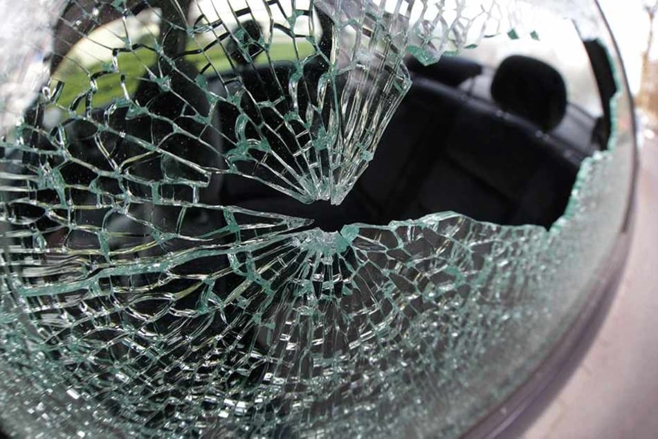 Oft können die Hilfskräfte nur noch die Scheiben einschlagen, wenn sie ein Kind aus einem überhitzten Auto befreien müssen (Symbolbild).