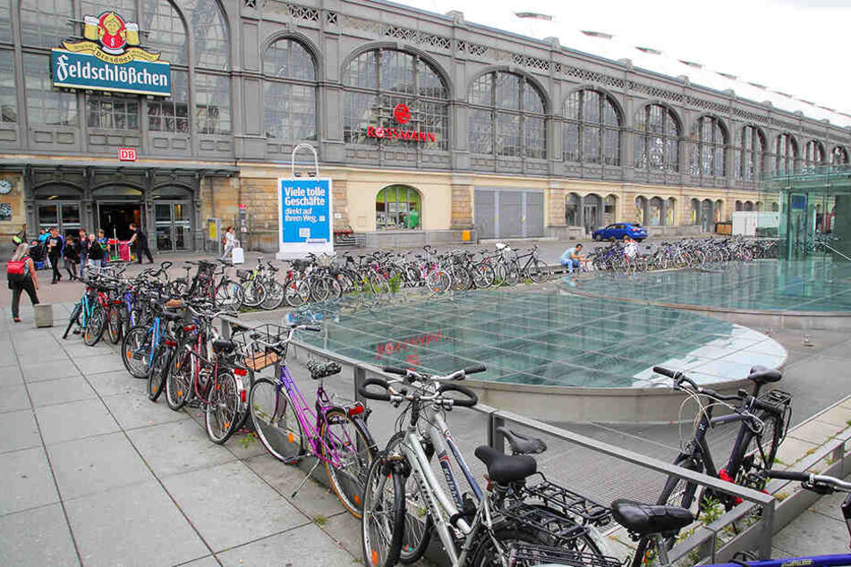 Mit seiner defekten Brunnenanlage und der Vielzahl achtlos abgestellter Fahrräder sieht der Wiener Platz wenig einladend aus.