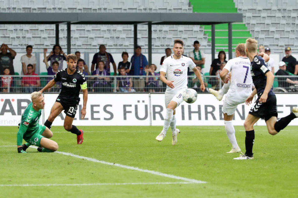 Jan Hochscheidt (2.v.r.) trifft zum 2:0 in Fürth - der Auswärtssieg ist in Sack und Tüten. Nur blieb es bis dato der einzige für Veilchen ...