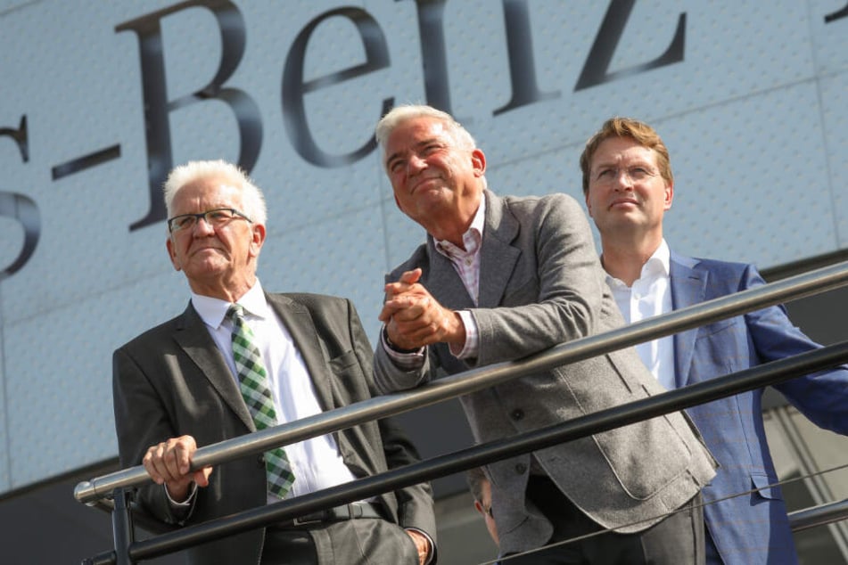 Winfried Kretschmann, Ministerpräsident von Baden-Württemberg, Innenminister Thomas Strobl (CDU) und Ola Källenius, Vorstandsvorsitzender der Daimler AG beobachten den ersten Flug eines Volocopters (v.l.n.r. im Bild).
