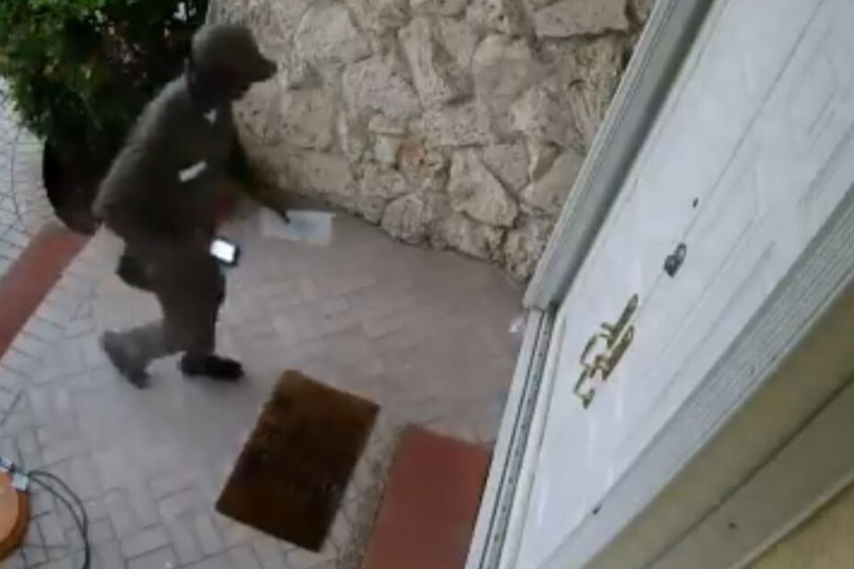 Der Mann vom Paketdienst wirkte zunächst ganz normal.