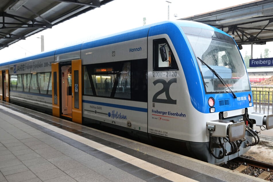 Chemnitz: Betrunkene Fahrgäste beleidigen und bedrohen Kontrolleur: Zug muss gestoppt werden
