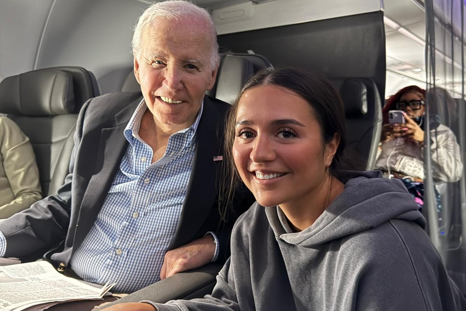 Dieser Schnappschuss ist gerade kurz nach dem 1. April schwer zu glauben. Demnach war Ex-US-Präsident Joe Biden (83) Anfang des Monats in einem Linienflug unterwegs. Stephania Ergemlidze (32) nutzte die Chance für ein Foto und ein Gespräch.