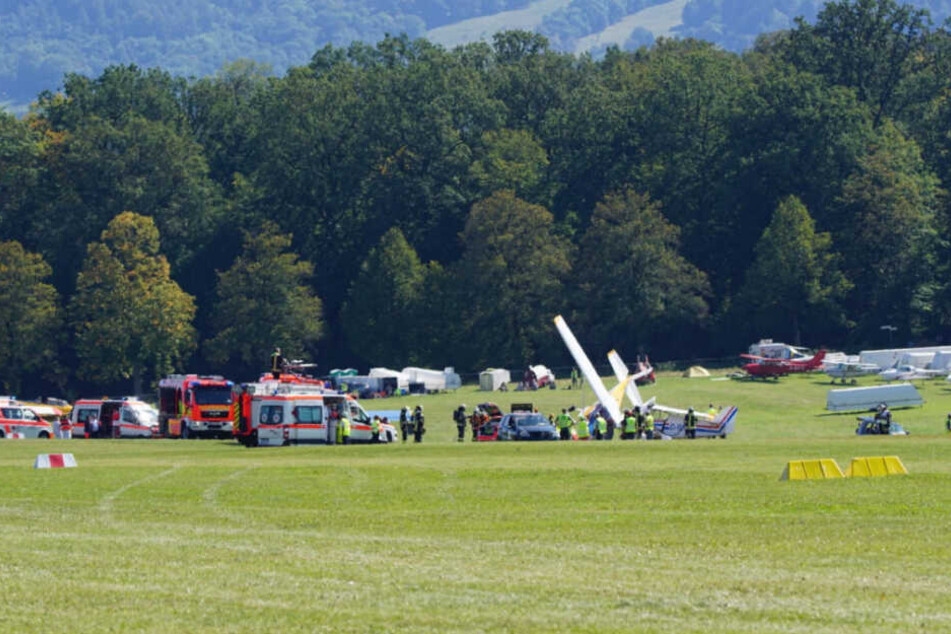 Rettungskräfte sind an der Unfallstelle auf der Hahnweide im Einsatz.