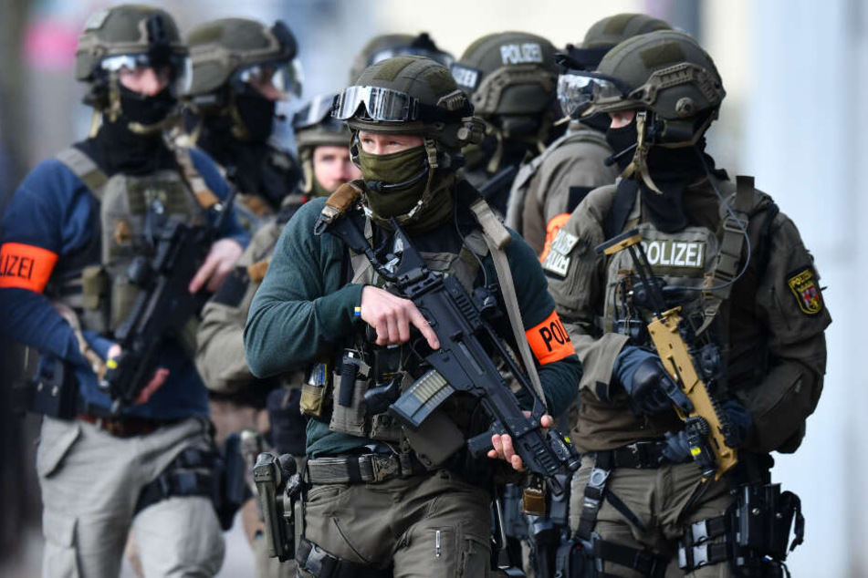Die Polizisten mussten von der Dienstwaffe Gebrauch machen. (Symbolbild)