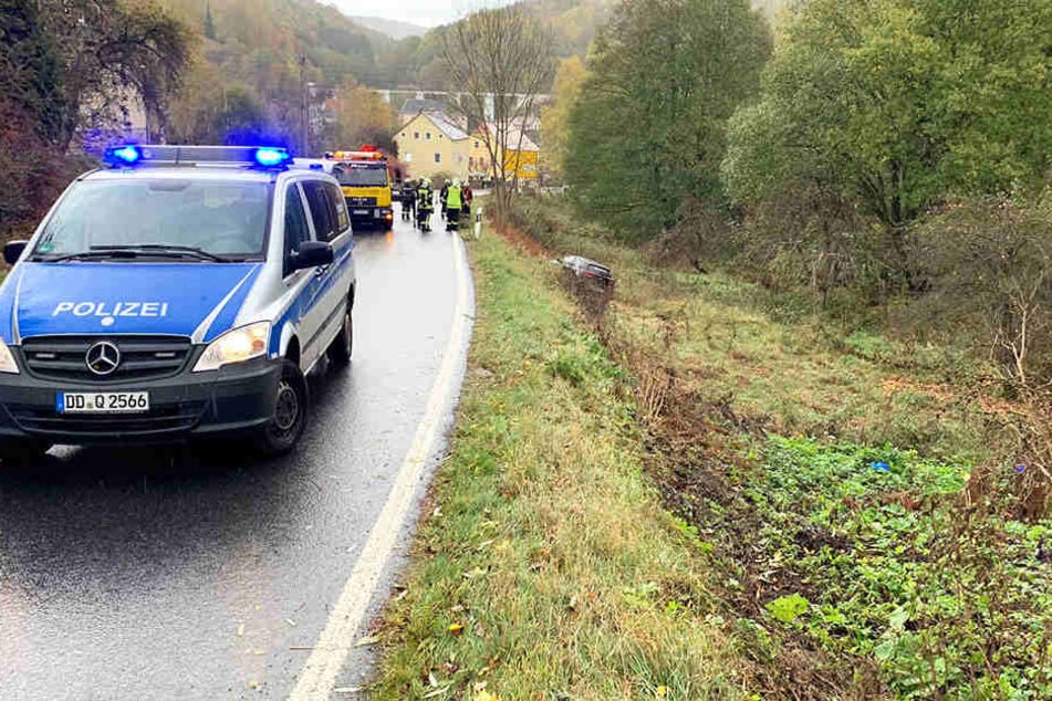 An der Unfallstelle wurde die Straße durch die Polizei für den Rettungseinsatz abgesperrt.
