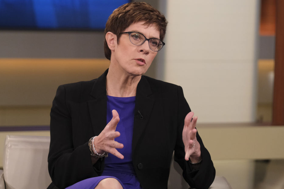 Der Vorwurf von Meuthen gegenüber Kramp-Karrenbauer: Sie würde die Asyl- und Flüchtlingspolitik von Vorgängerin Angela Merkel fortsetzen.