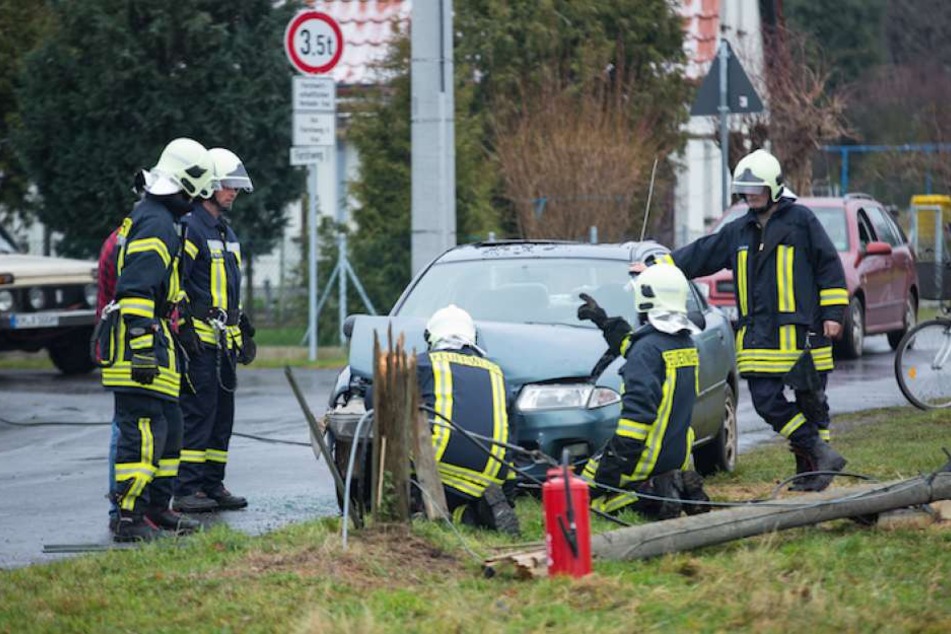 Die Kamenzer Feuerwehr untersuchte das Unfallfahrzeug.