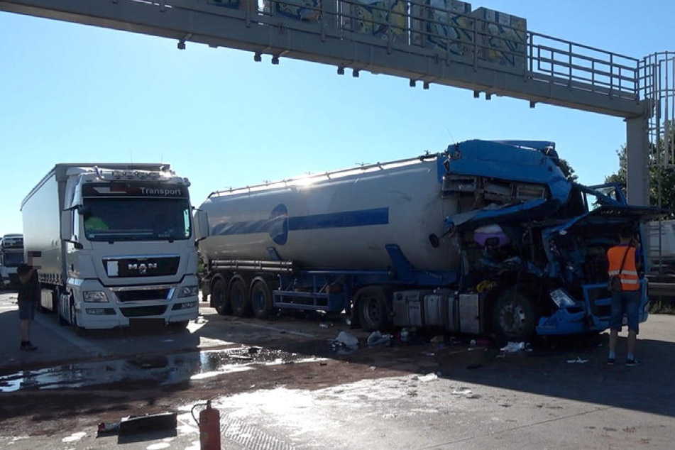 Der zweite Auffahrunfall mit zwei beteiligten Lkws ereignete sich gegen 6.25 Uhr am Stau-Ende. Eine Rettungsgasse stand den Einsatzkräften wohl nicht zur Verfügung.