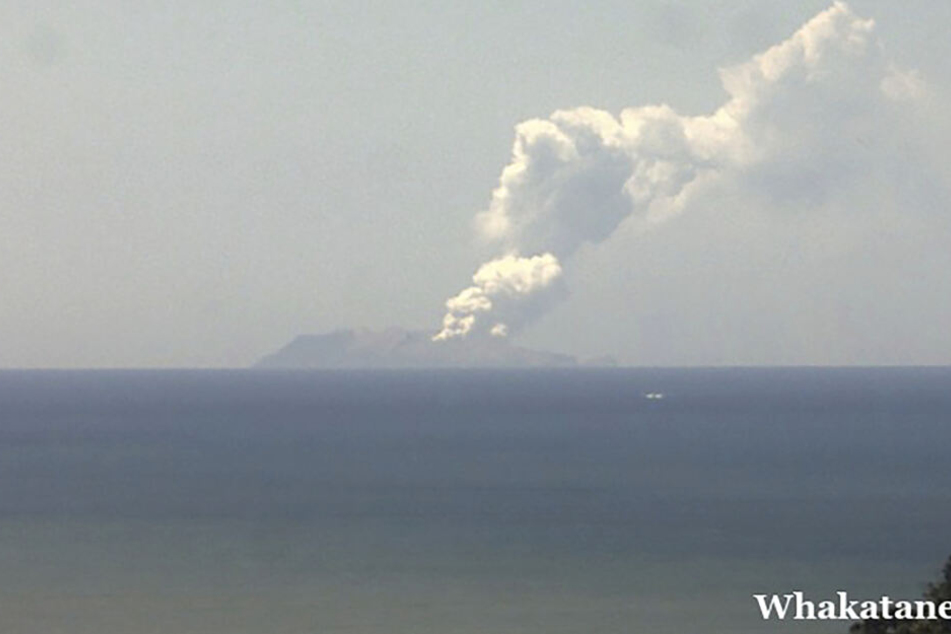 Die Rauchwolke nach dem Vulkanausbruch auf der neuseeländischen Insel White Island.