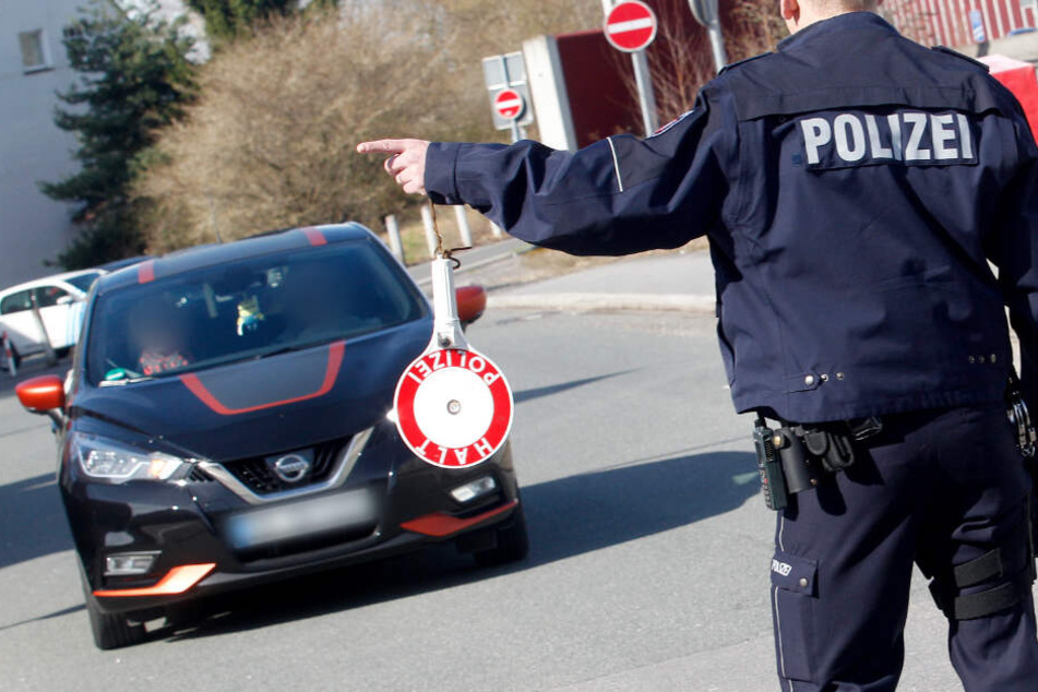 Und halt! Dieses Auto wird gleich von den Polizisten unter die Lupe genommen (Symbolfoto).