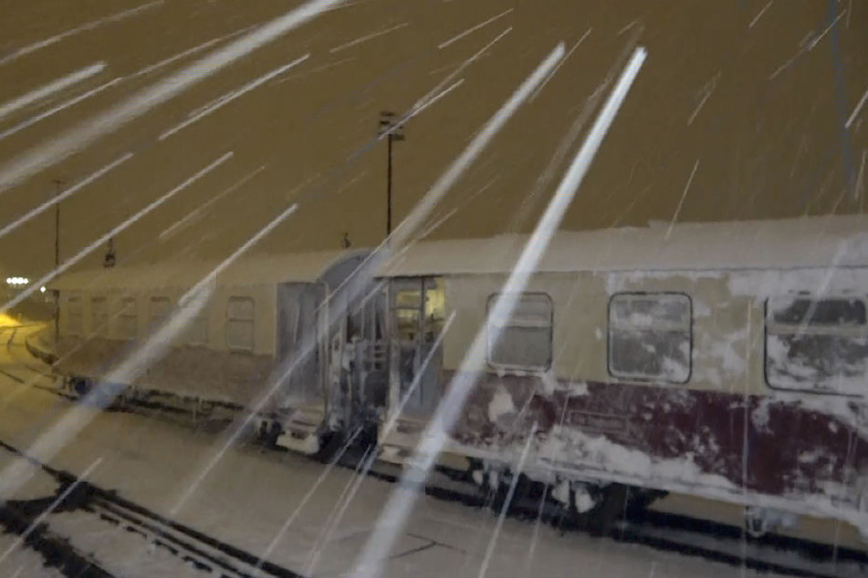 Die Brockenbahn war auf der Strecke zwischen Drei-Annen-Hohne und dem Brockenbahnhof unter Schneemassen begraben. Einsatzkräfte hatten sie mühevoll freigeschaufelt.