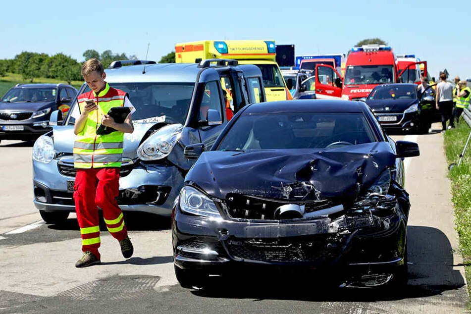 Gleich vier Autos krachten gestern auf der Autobahn 4 ineinander.