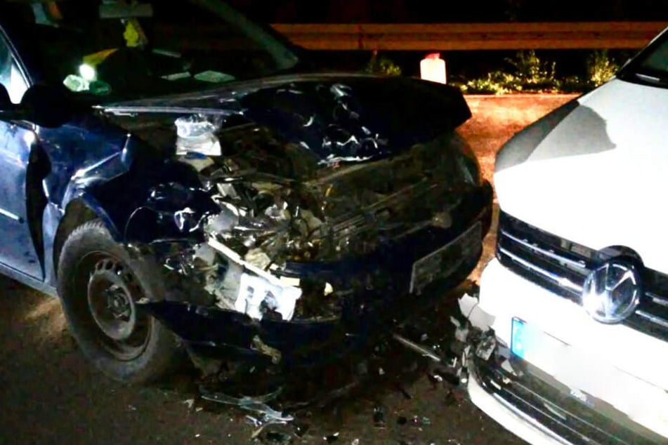 Der örtliche Abschleppdienst musste ein Unfallwrack aus dem Verkehrsraum entfernen.
