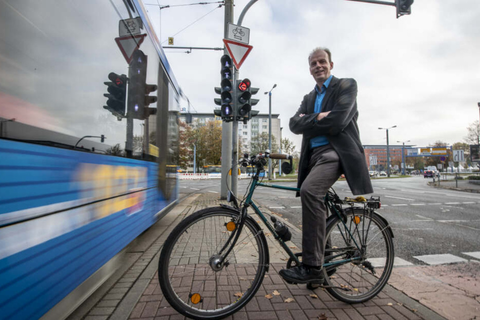 Ralph Sontag (51) vom ADFC sieht Verbesserungsbedarf für Radfahrer am Falkeplatz.
