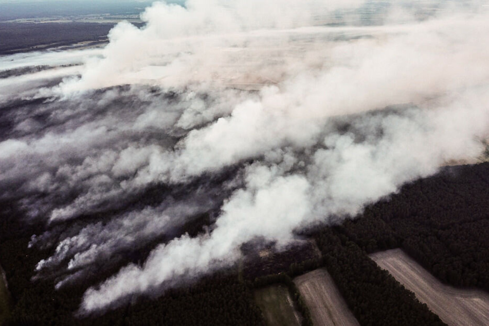 Rauch steigt während des Waldbrandes in der Nähe von Jüterbog auf.