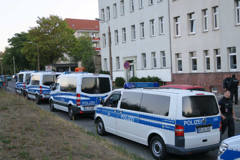 Im Visier der Beamten: Sieben Personen, die im Verdacht stehen, Dokumente für Schleusungen zu fälschen.