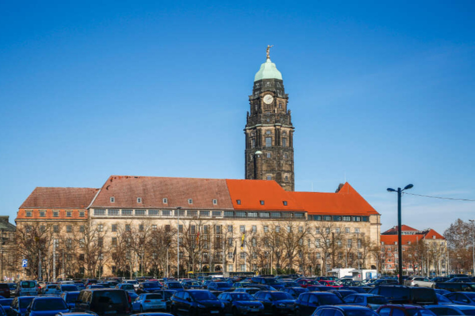 Direkt gegenüber dem Neuen Rathaus soll auf dem Ferdinandplatz das neue Verwaltungszentrum der Landeshauptstadt entstehen. Zurzeit befinden sich hier noch Parkplätze.