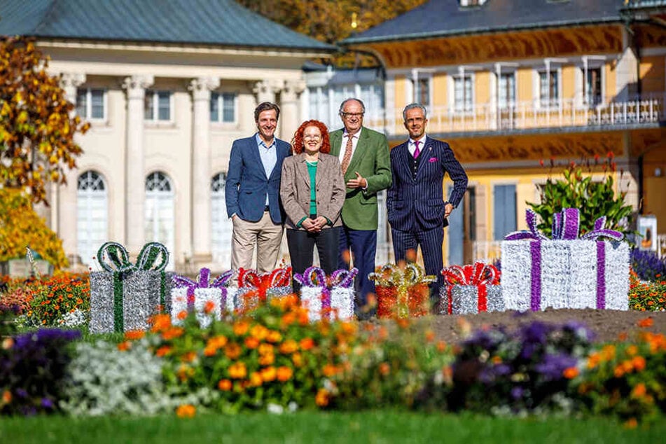 Schlossleiterin Sybille Gräfe und Schlösserlandchef Christian Striefler (56, grünes Jackett) mit den "Christmas Garden"-Machern im noch ungeschmückten Park Pillnitz.