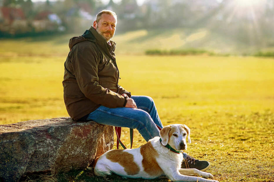 Stephan Bast (58) mit seinem Laborhund "Tünnes" (13). Der Hund kam mit neun Monaten aus einem Uni-Labor frei, an Tünnes wurden Versuche für Welpenfutter durchgeführt.