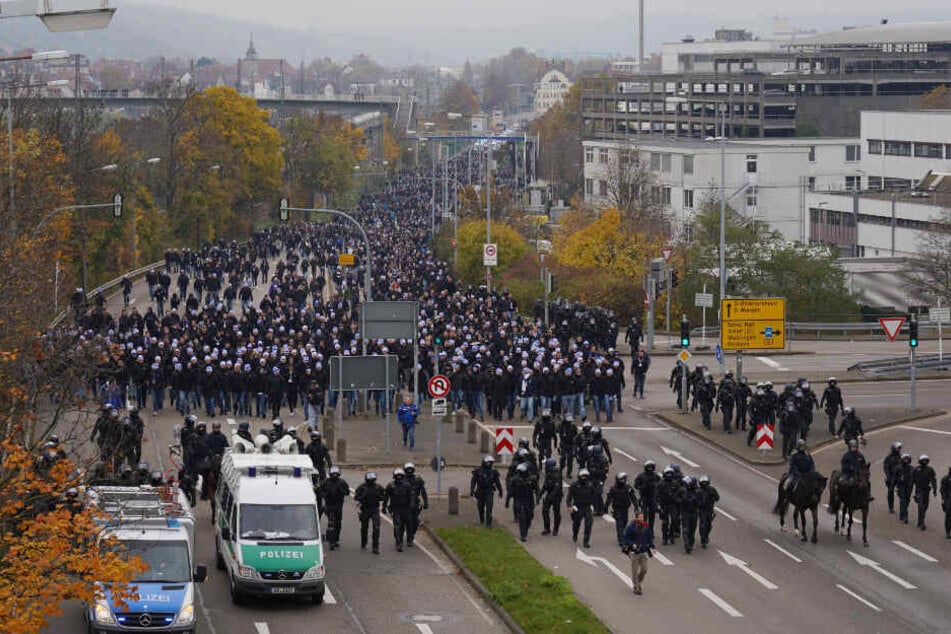 Der Fanmarsch wird aus Untertürkheim von der Polizei begleitet.