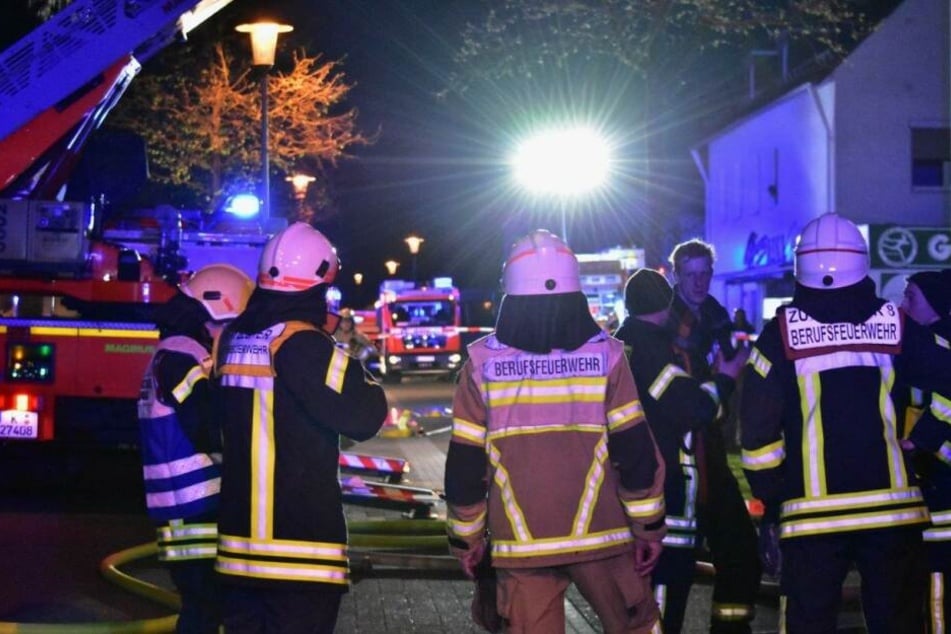 Zahlreiche Feuerwehrleute waren an dem Rettungseinsatz in Merheim beteiligt.