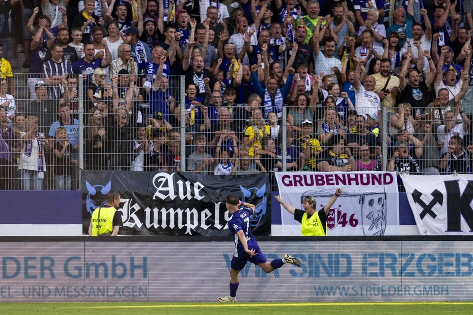 Beim 1:1-Ausgleich von Sean Seitz flog im Erzgebirgsstadion fast das Dach weg. Die Stimmung unter den 14900 Zuschauern war ausgelassen.