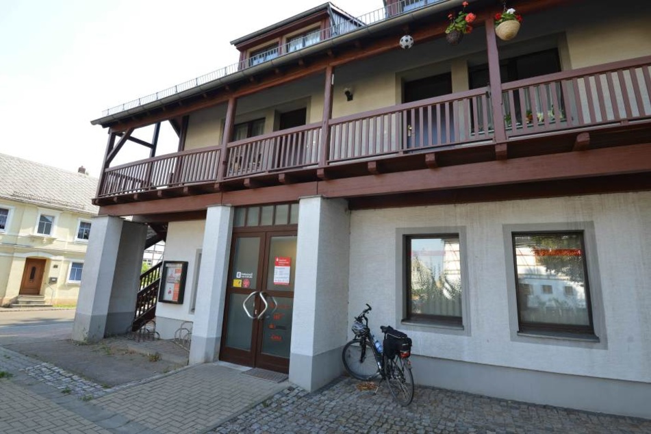 Es handelt sich um diese Sparkassen-Filiale im Striegistaler Ortsteil Marbach.