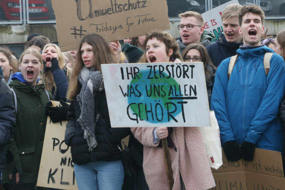 Schüler protestieren in Düsseldorf für Klimaschutz.