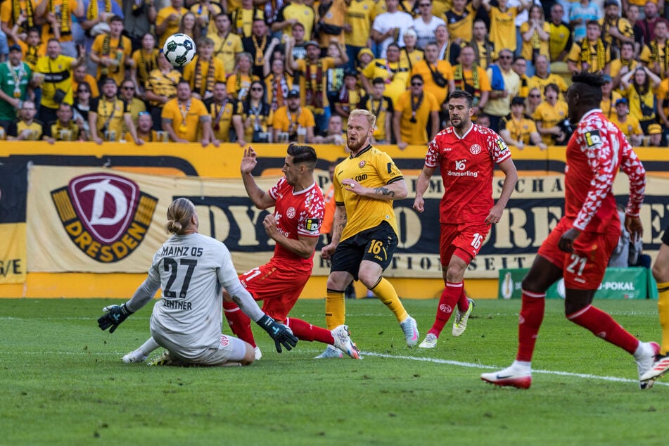 Nils Fröling (25, 2.v.r.) machte gegen Mainz ein gutes Spiel. Hier scheiterte er allerdings in der Anfangsphase am langen Bein von Dominik Kohr (31, 2.v.l.).