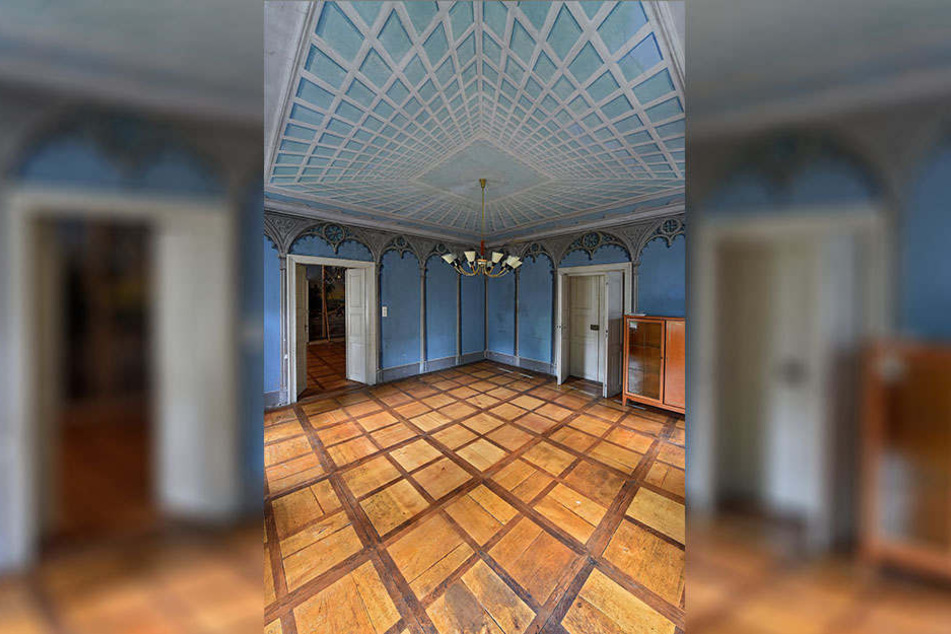 Dieser dritte Saal beeindruckt durch seine Illusionsmalereien an der Decke und an den Wänden.