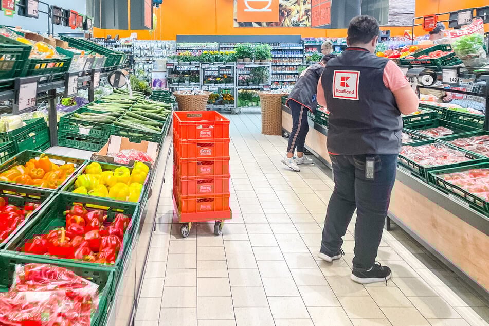 Die Mitarbeiter räumen täglich frisches Obst und Gemüse ein.