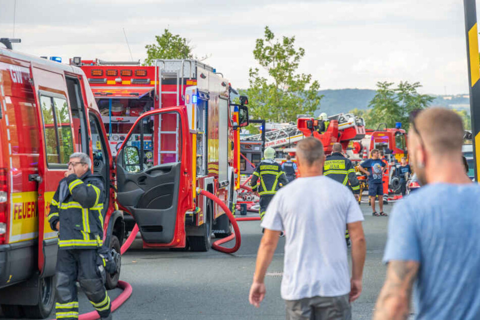 Die Feuerwehr rückte mit einem Großaufgebot an.