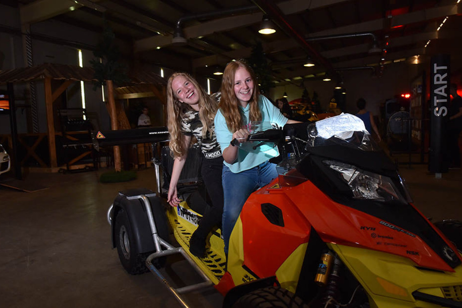 Ferienspaß in Sayda: Lara (l.) und Anna (beide 14) bändigen im Sportcamp ein störrisches Quad.