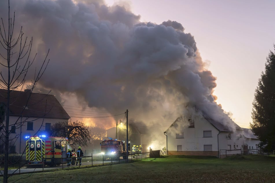 Dichte Rauchschwaden waberten aus dem Gebäude.