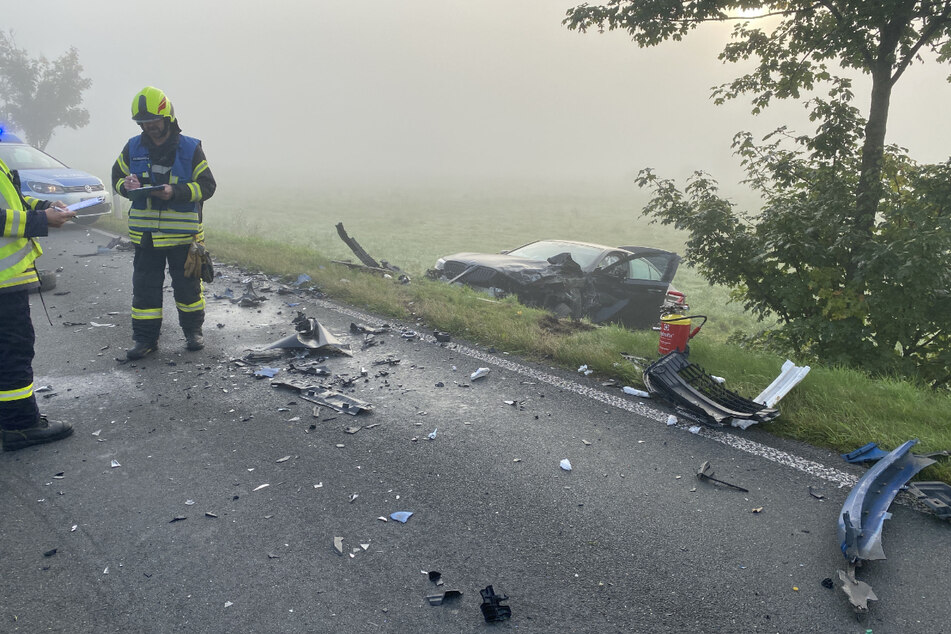 Schwerer Unfall im Nebel: BMW wird von der Straße geschleudert und landet im Feld
