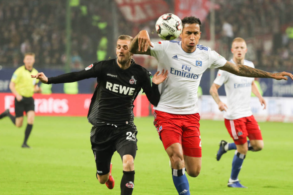 Im Spitzenspiel gegen den 1. FC Köln setzte Trainer Hannes Wolf auf Leo Lacroix. Der zahlte es mit einer guten Leistung, wie hier gegen Dominik Drexler, zurück.
