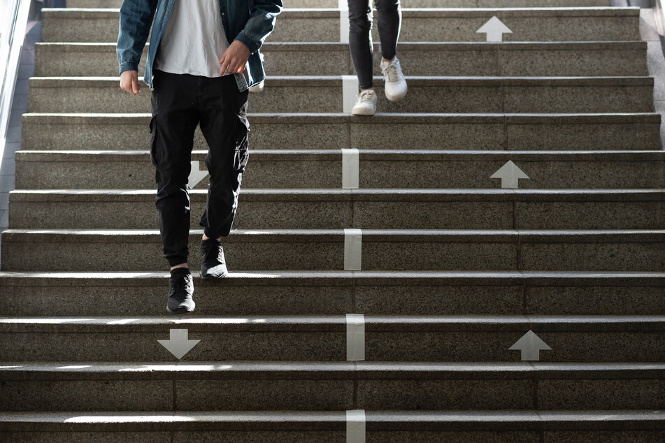 Ein 16-Jähriger soll am Sonntagmorgen einen 41-jährigen Passanten in Düsseldorf eine Treppe zum U-Bahn-Abgang hinuntergetreten, geschlagen und ausgeraubt haben (Symbolbild).