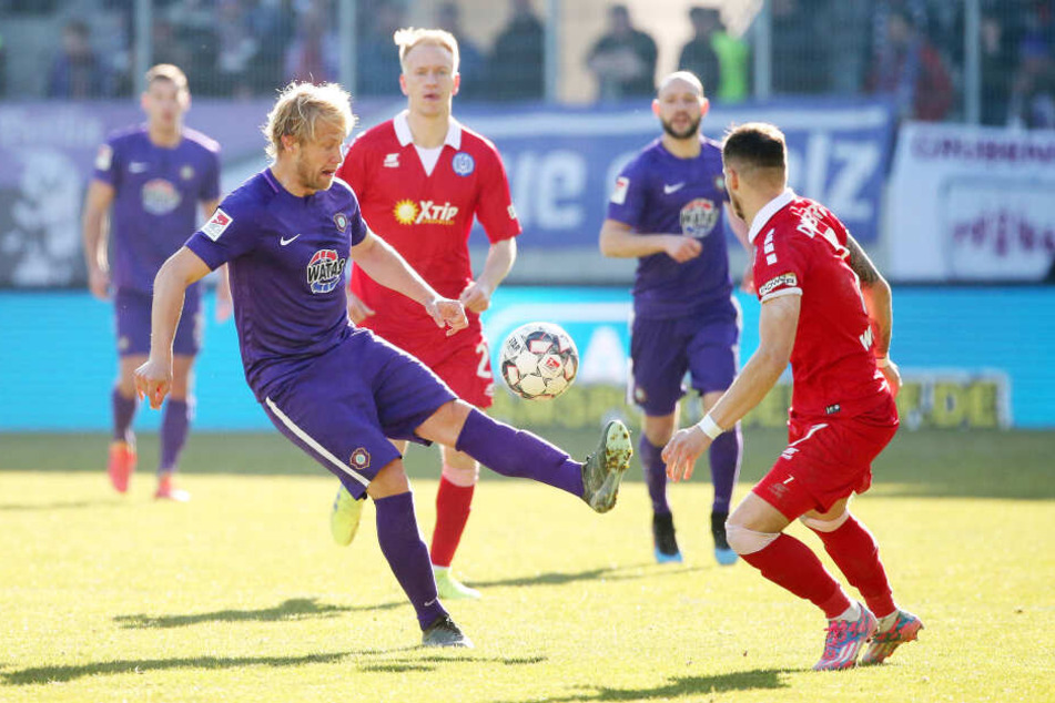 Weil Kevin Wolze (r.) und der MSV Duisburg abgestiegen sind, rutschen Jan Hochscheidt und Aue in der TV-Geld-Tabelle nach oben. Das macht sich finanziell deutlich bemerkbar