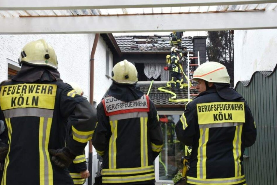 Die Flammen griffen auf das Haus über.