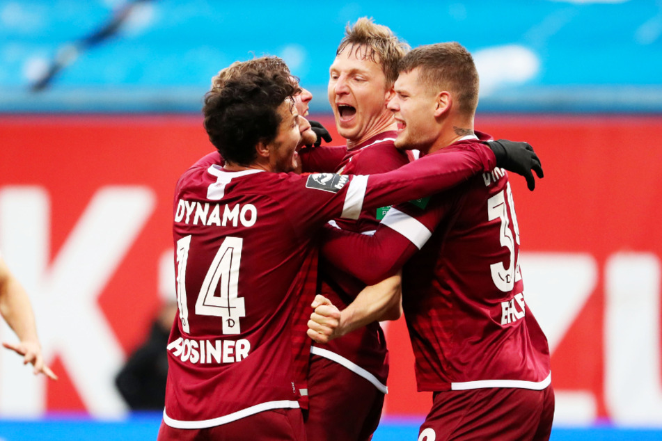 Marco Hartmann (32, 2.v.r.) traf erneut gegen seinen Lieblingsgegner! Der Abwehrorganisator erzielte das 2:0 in Stürmermanier.