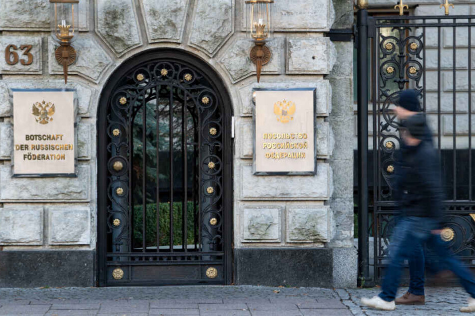 Passanten gehen an der russischen Botschaft in Berlin-Mitte vorbei.