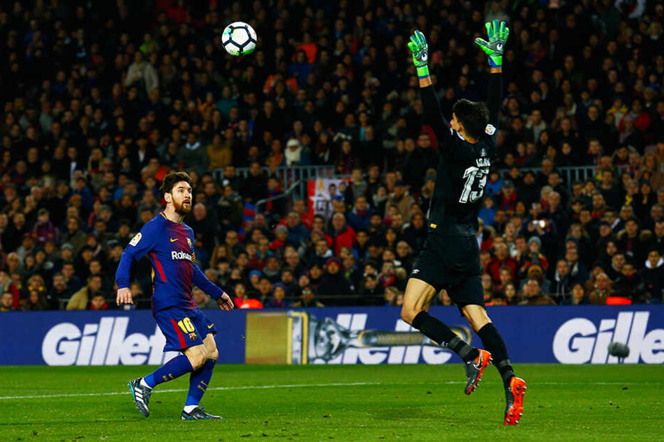 Hier wird Girona-Torhüter Bono von Barcas Superstar Lionel Messi (l.) überlupft.