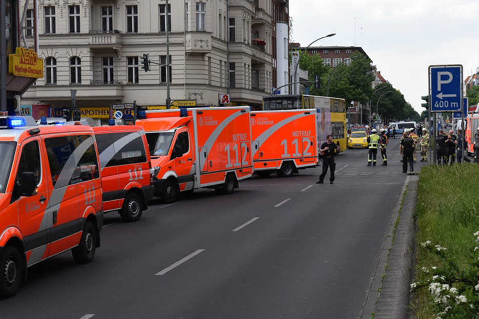 Die Feuerwehr rückte mit 16 Fahrzeugen an.