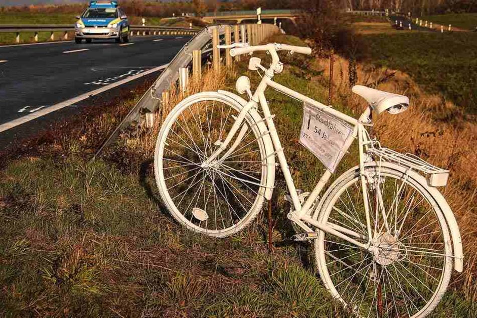 Ein weißes Fahrrad erinnert an den tödlichen Unfall an der S 81 bei Friedewald.