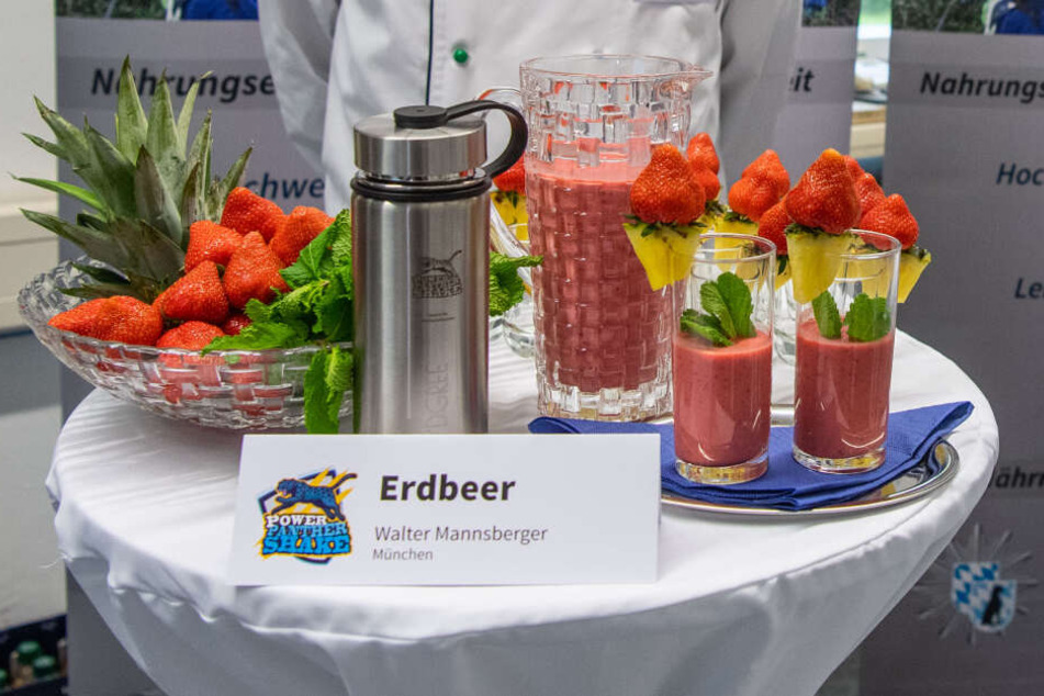 Ein Koch der Bereitschaftspolizei stehen hinter seiner Variante des "Power Panther Shakes".